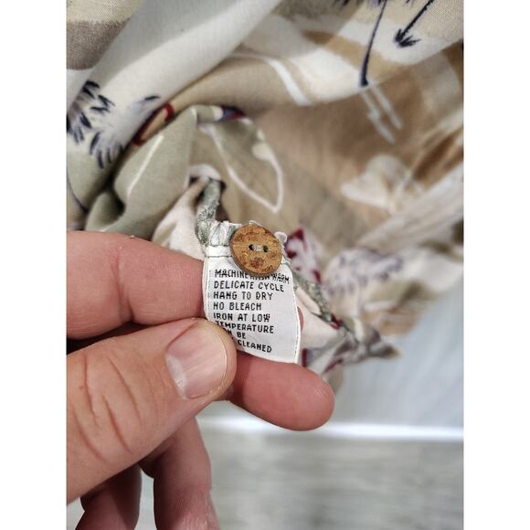 Tommy Bahama 100% Rayon Hawaiian Shirt Size XL Hong Kong Beach Cruise - Picture 5 of 7